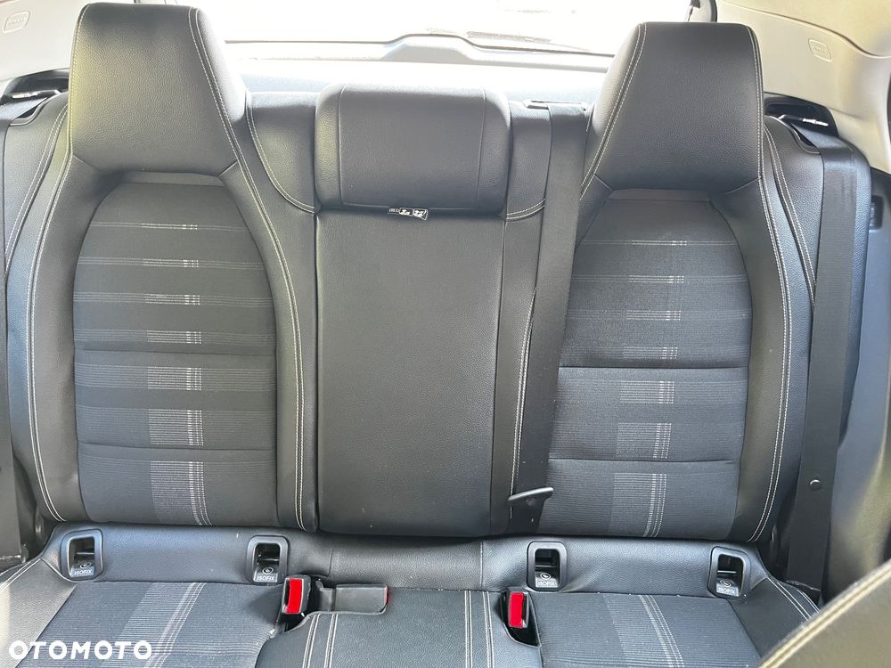 Mercedes-Benz GLA 180 7G-DCT - 13