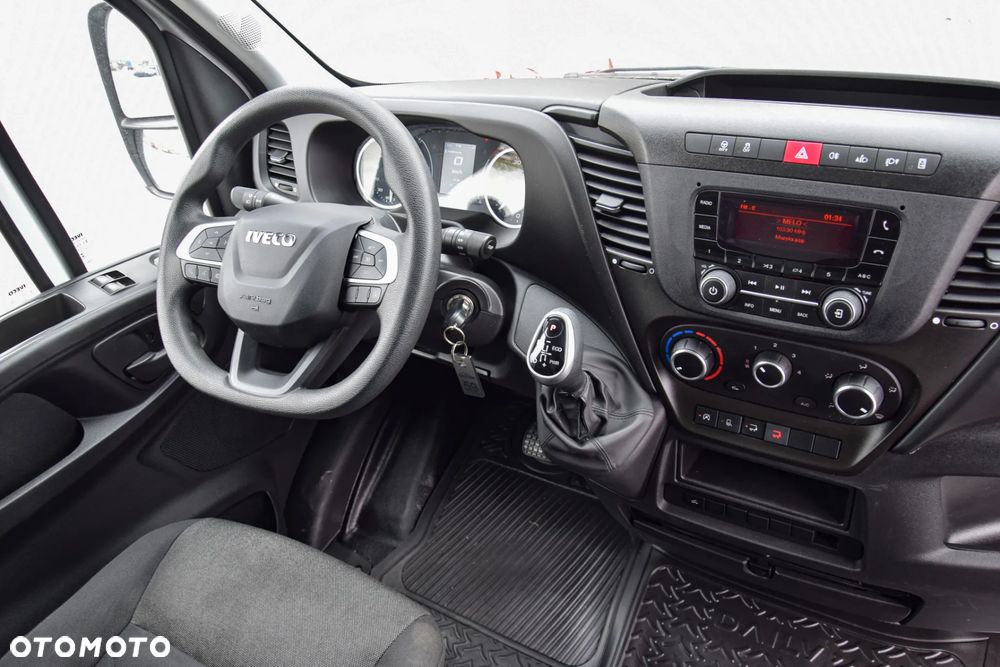 Iveco DAILY 35S14 / 2.3 - 140 KM / AUTIOMAT HI-MATIC / 3 OSOBY / DO 3,5 TONY / KONTENER / DOSTAWCZE / WINDA PALFINGER / KLIMA / TEMPOMAT / 2022 / SERWISOWANY / SPROWADZONY Z NIEMIEC - 30