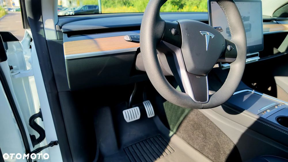 Tesla Model Y - 14