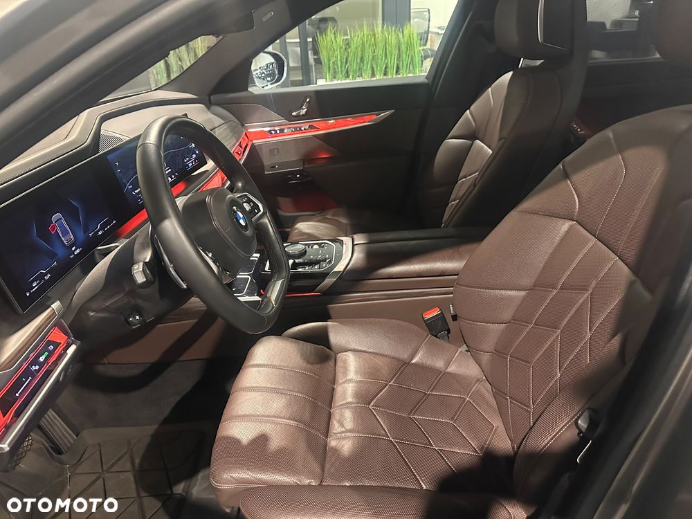 BMW Seria 7 730d xDrive mHEV - 11