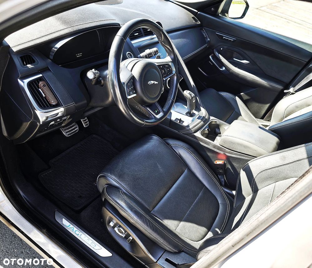 Jaguar E-Pace 2.0 i4P AWD R-Dynamic HSE - 32