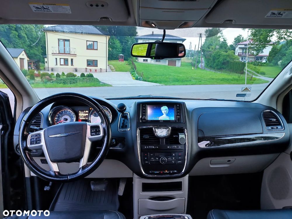 Chrysler Town & Country 3.6 Limited - 21
