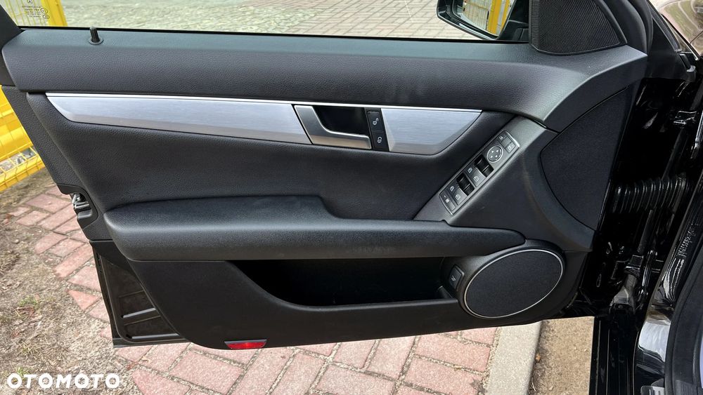 Mercedes-Benz Klasa C 180 BlueEFFICIENCY 7G-TRONIC Avantgarde - 27