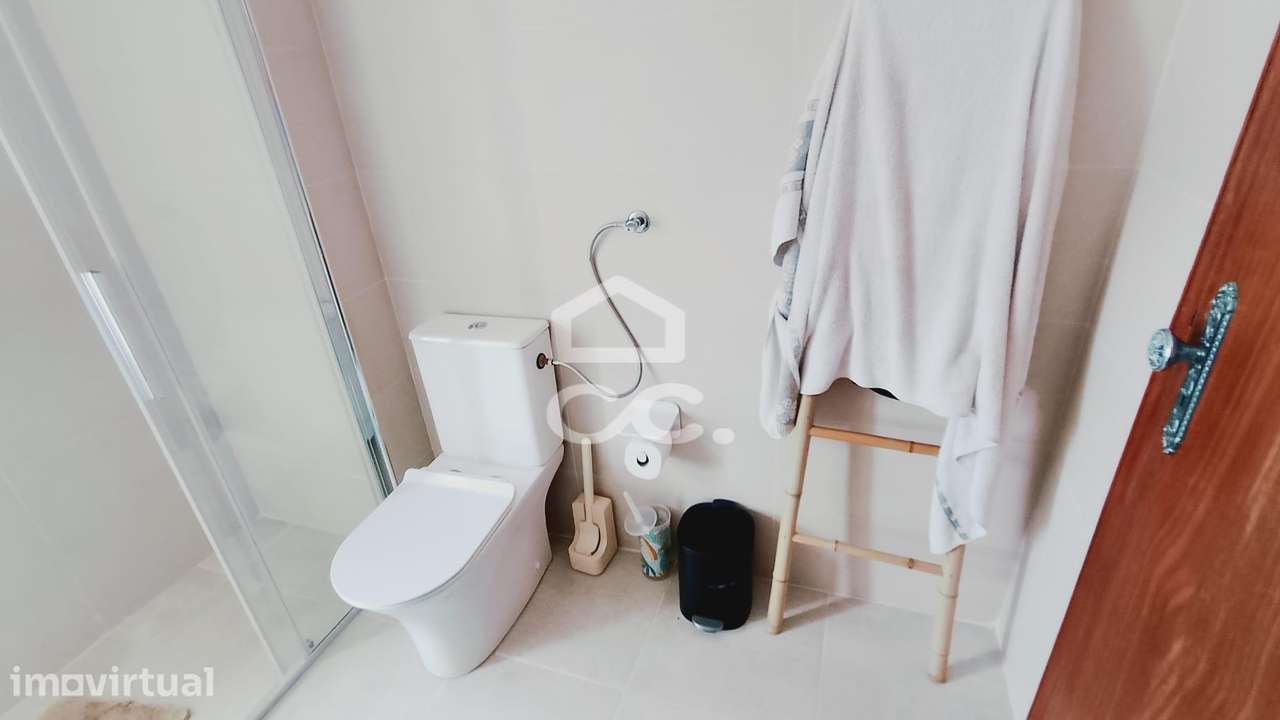 Apartamento remodelado com  2 quartos no rés-do-chão, localizado na Pr - Grande imagem: 4/12