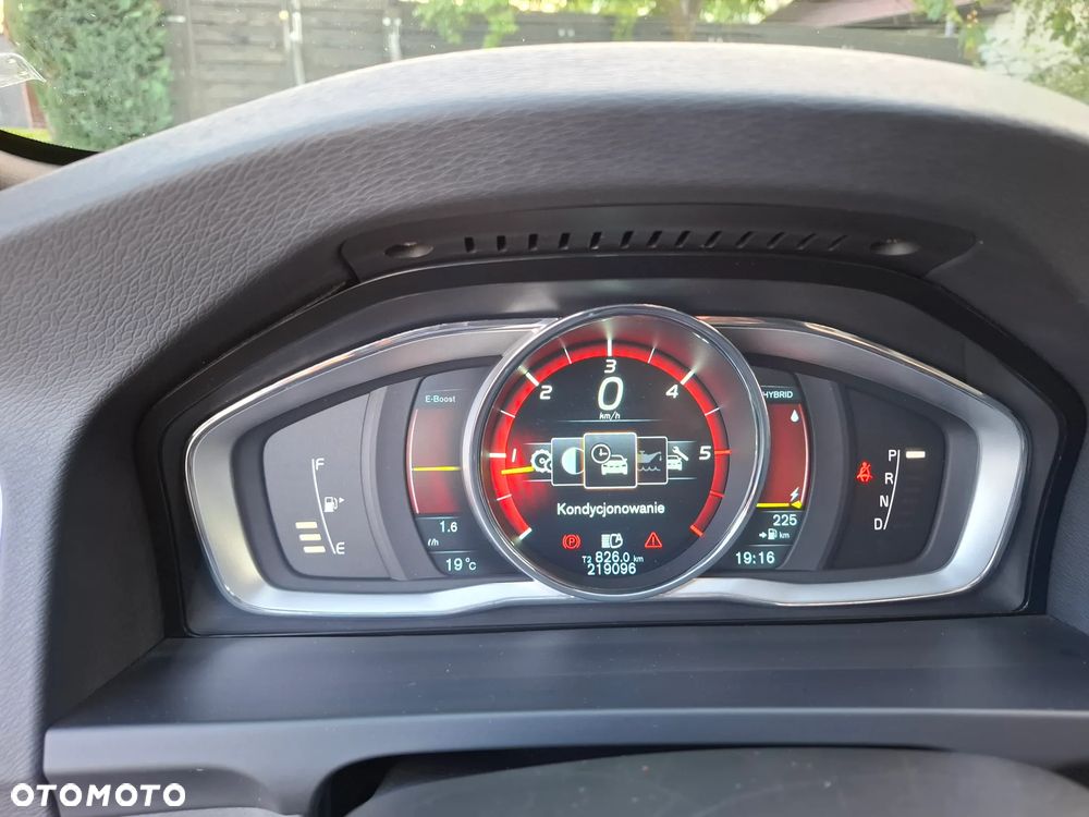 Volvo V60 D6 AWD Plug-in Hybrid R-Design Summum - 23