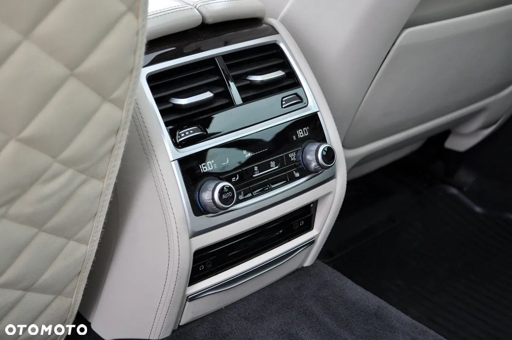 BMW Seria 7 750Ld xDrive - 24