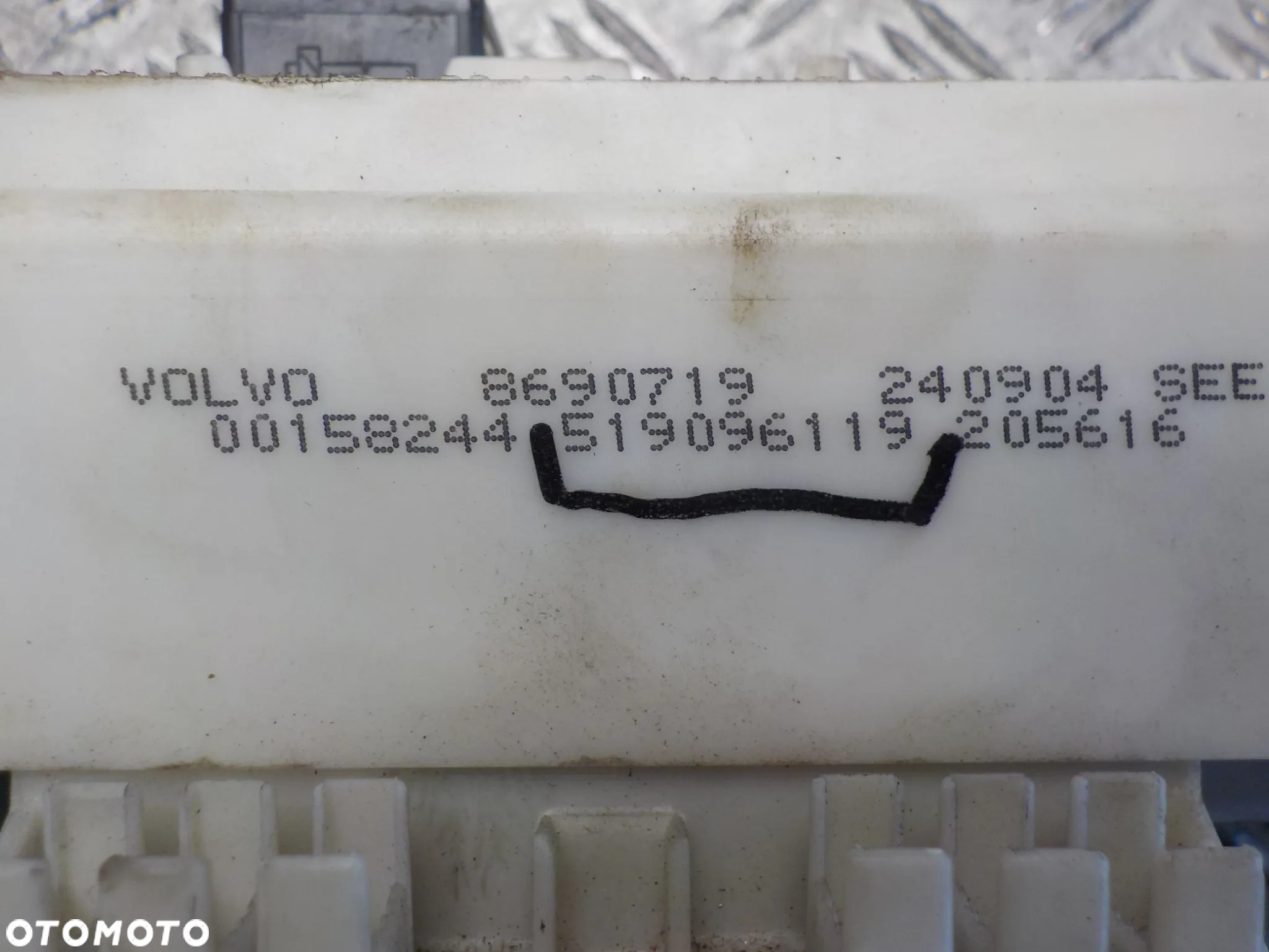 VOLVO V50 SKRZYNKA BEZPIECZNIKÓW 8690719 - 2