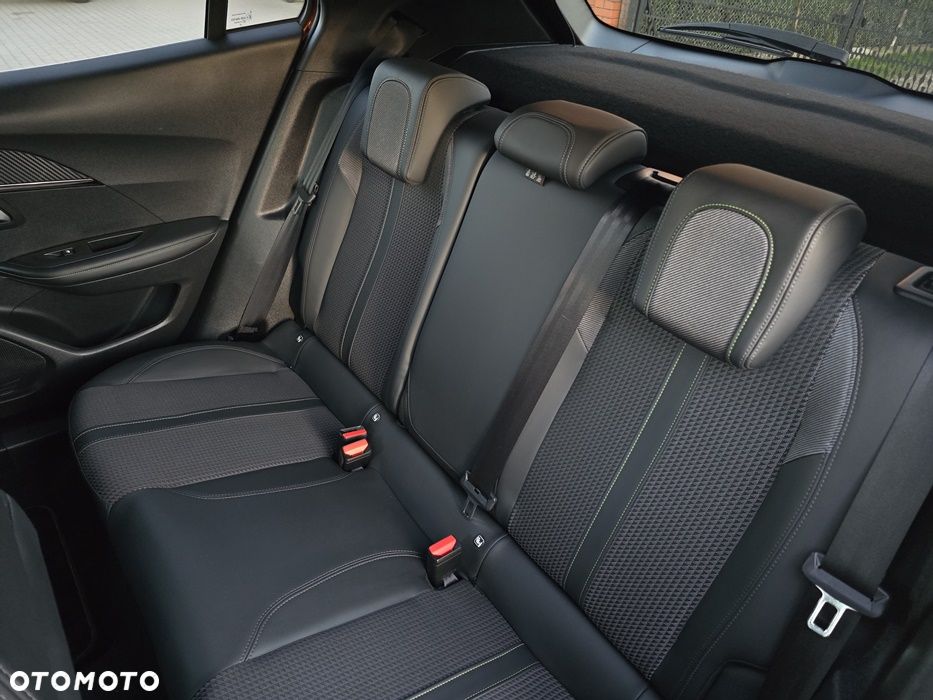 Peugeot 2008 PureTech 130 EAT8 GT - 32