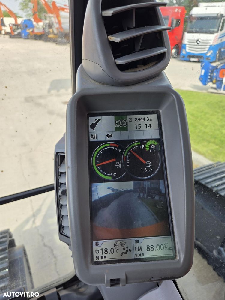 Hitachi ZX300LCN-6, 2019, 8.944h, cupa NOUA 1,8mc, 31,6tone, Ad sapare 7,5m, latime 3m, camere spate si laterale, inst picon si rotire pe brate, consum mediu 19,6l, lant 90% ok doar 721h deplasare, avertizare antirasturnare, posibl leasing-PROMOTIE 93.900Eur - 8