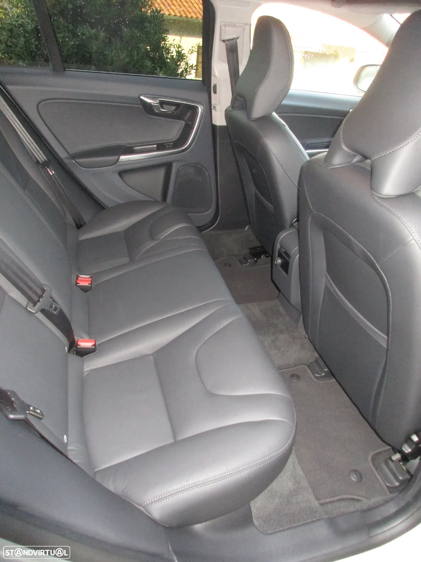 Volvo V60 2.0 D4 Momentum - 16