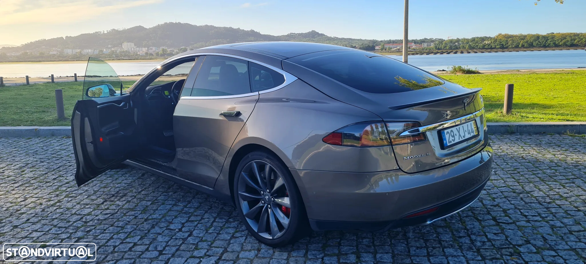 Tesla Model S - 3