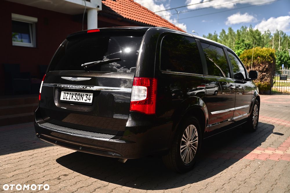 Chrysler Town & Country - 11