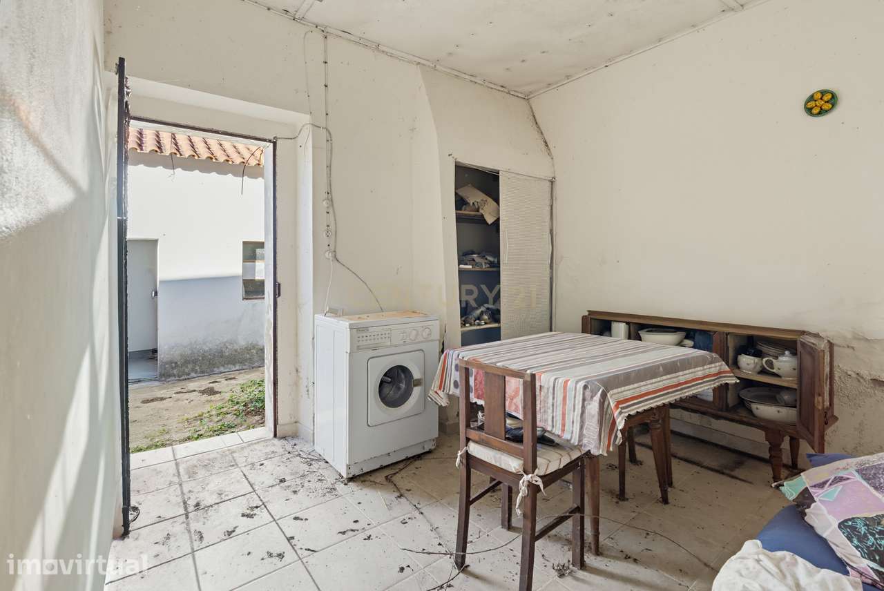 Moradia T2 com terreno de 1.400 m² e anexos em Vila Verde dos Francos, - Grande imagem: 5/36