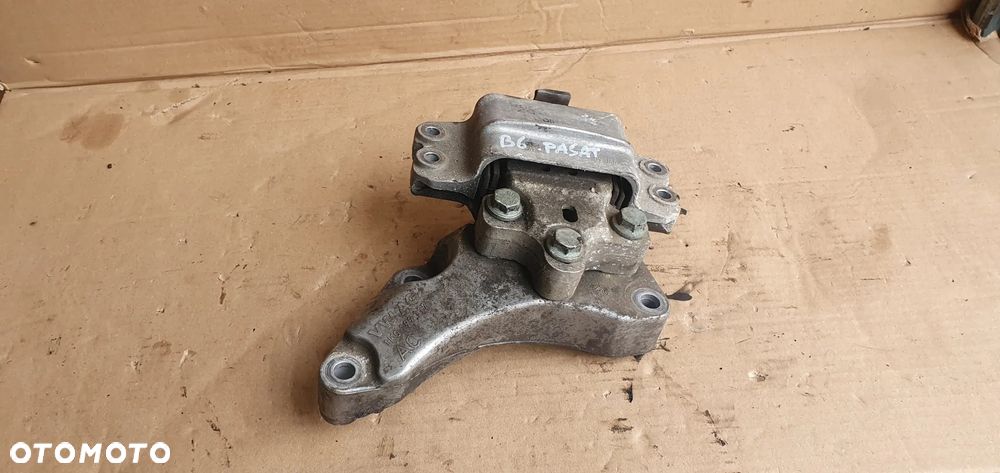 Łapa poduszka silnika VW Passat B6 2.0 TDI 1K0199117 3C0199555AA - 3