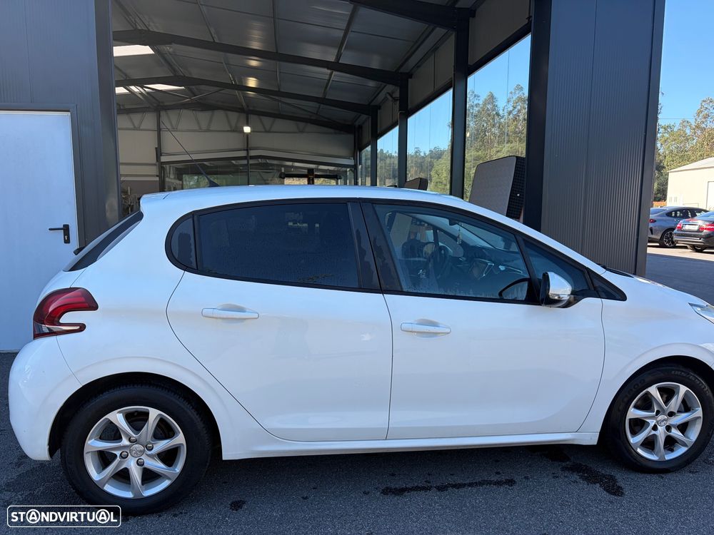 Peugeot 208 - 4