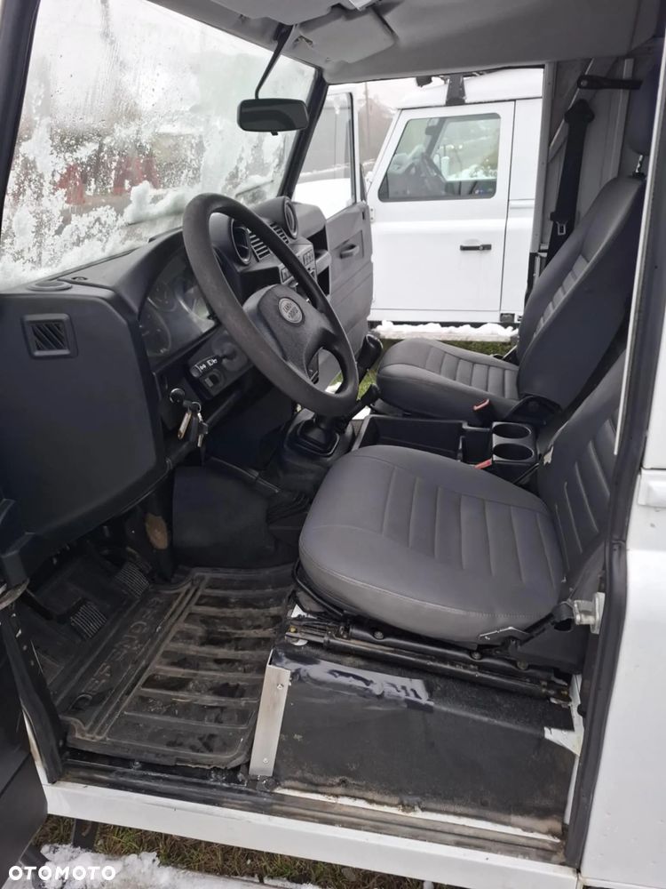 Land Rover Defender 2.4 TD4 E - 11
