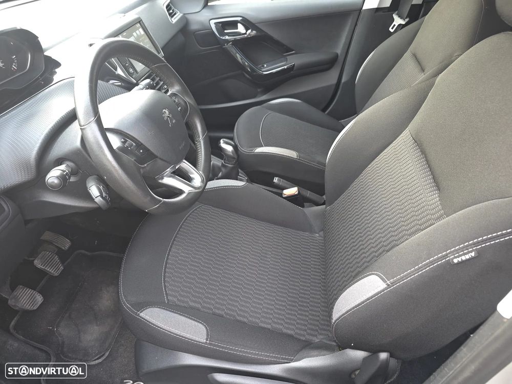 Peugeot 208 1.2 VTi SE Style - 26