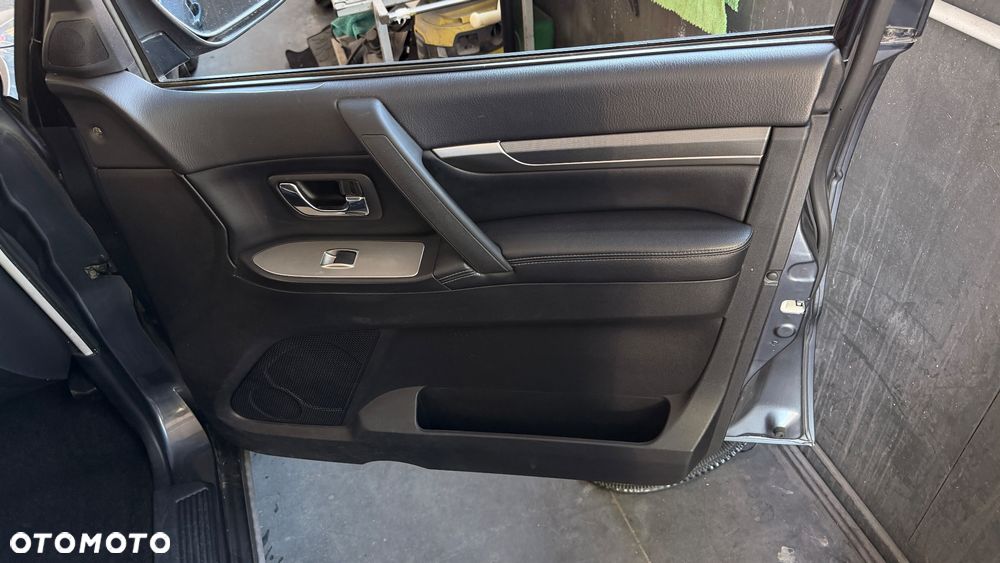 Mitsubishi Pajero 3.8 V6 Instyle - 29