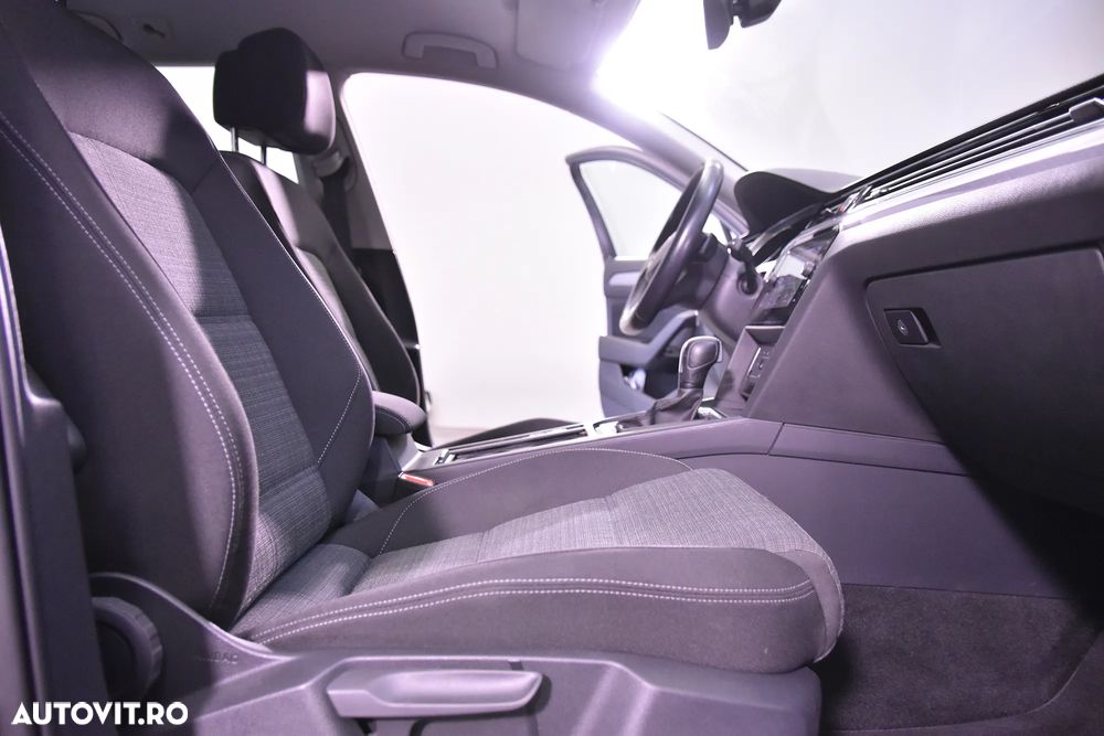 Volkswagen Passat - 11