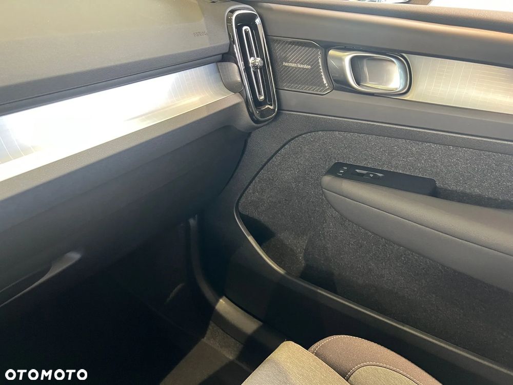 Volvo XC 40 B4 B AWD DKG Ultimate Dark - 32