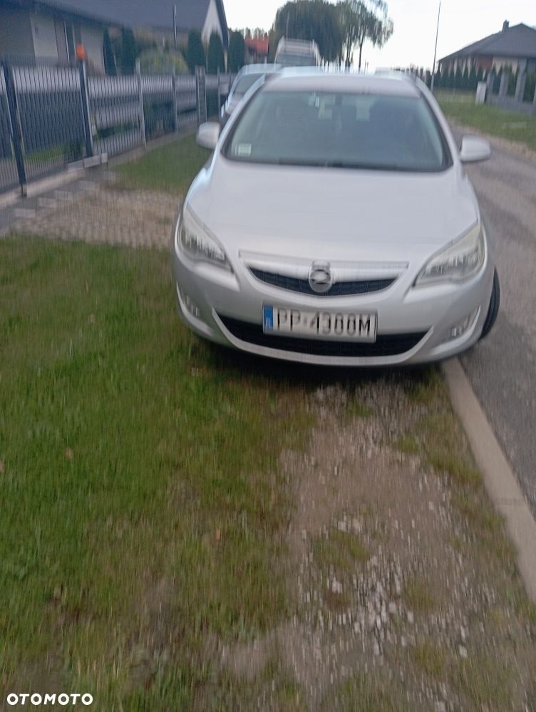 Opel Astra 2011 photo 2