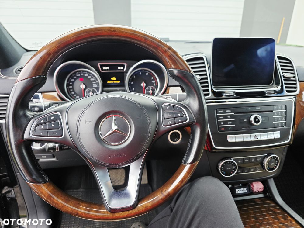 Mercedes-Benz GLS - 32