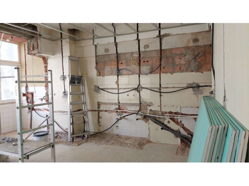 Apartamento T3 EM REMODELAÇÃO, 3º andar, Rua Engenheiro Nobre Guedes - Grande imagem: 4/33