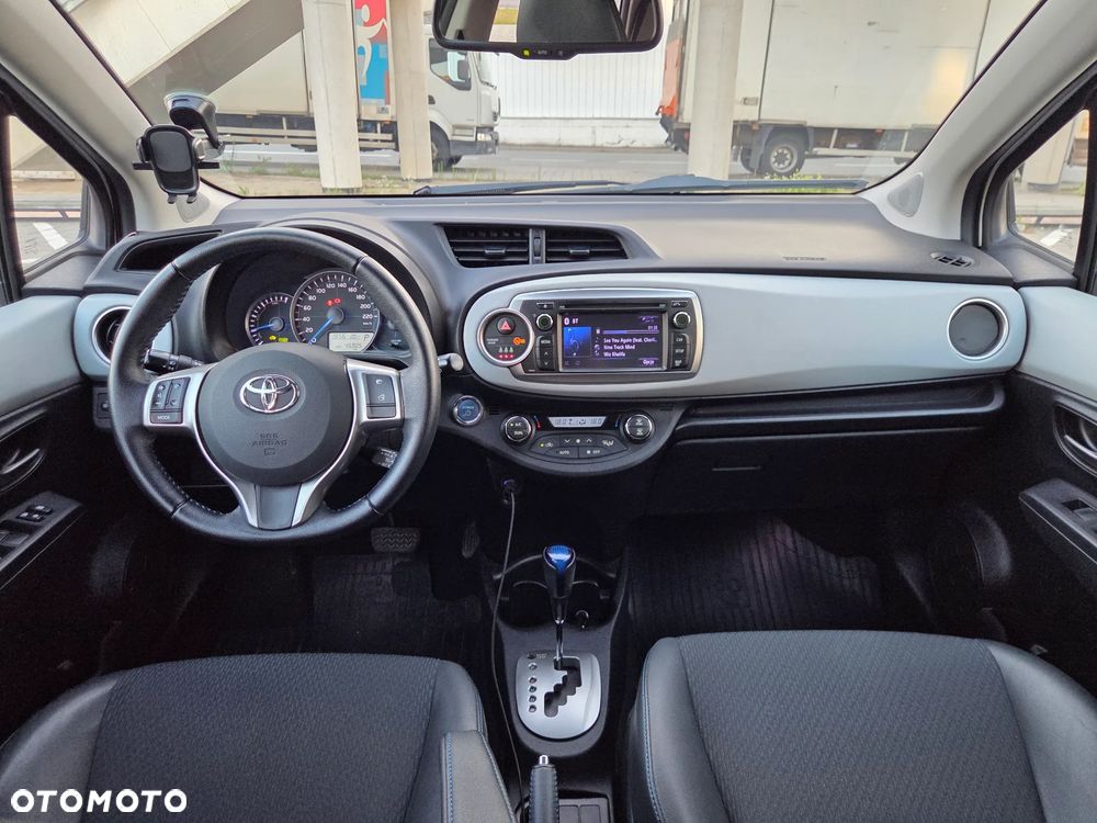 Toyota Yaris Hybrid 100 Dynamic - 21