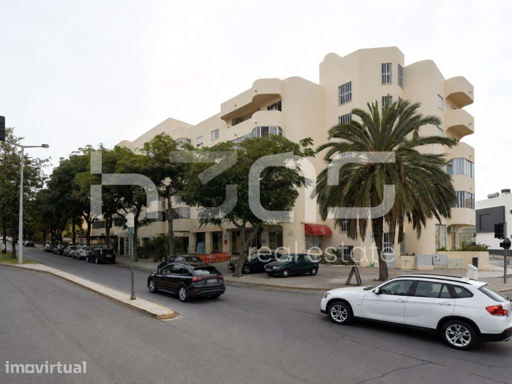 Apartamento T1 com Garagem e Piscina a 800m da Praia - Localização ... - Grande imagem: 2/5