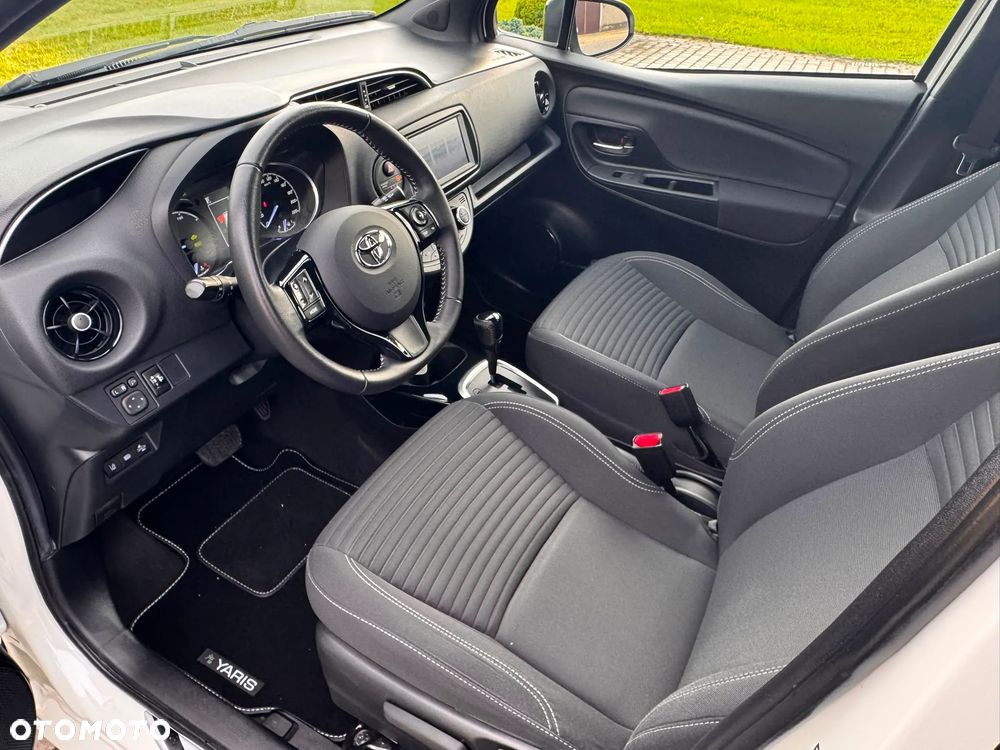 Toyota Yaris Hybrid 100 Selection - 15