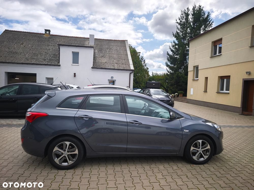 Hyundai i30 blue Kombi 1.6 GDi YES Gold - 30