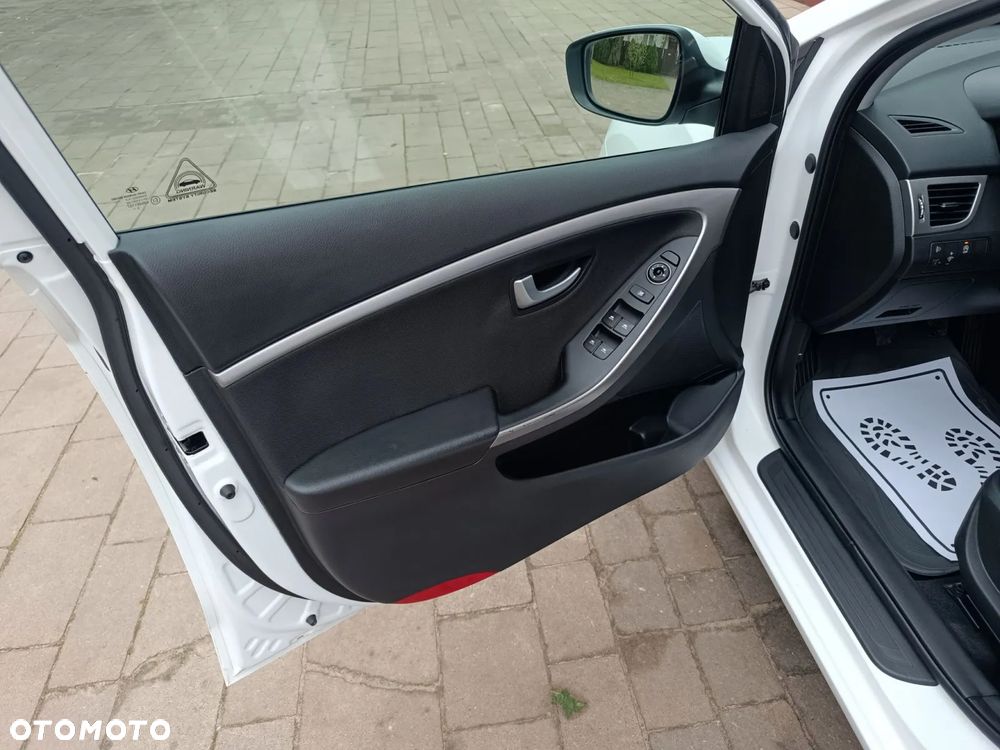 Hyundai i30 blue Kombi 1.6 GDi Style - 24