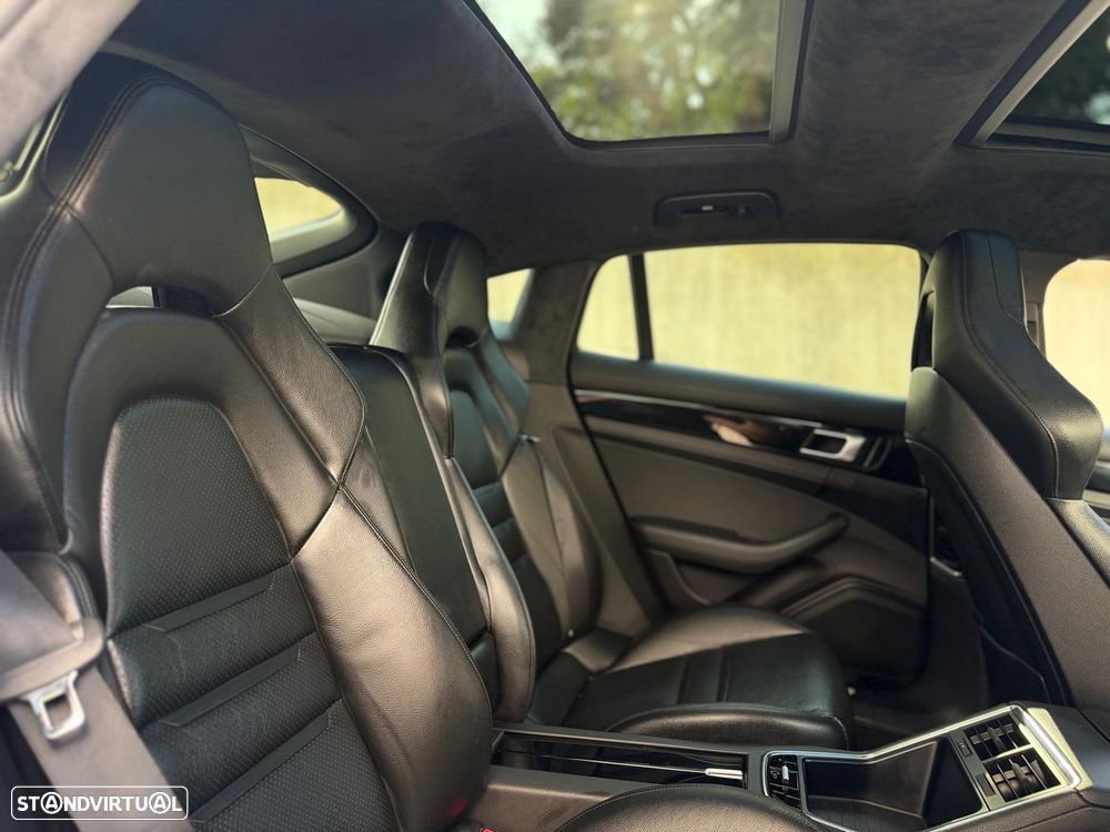 Porsche Panamera 4 E-Hybrid - 35