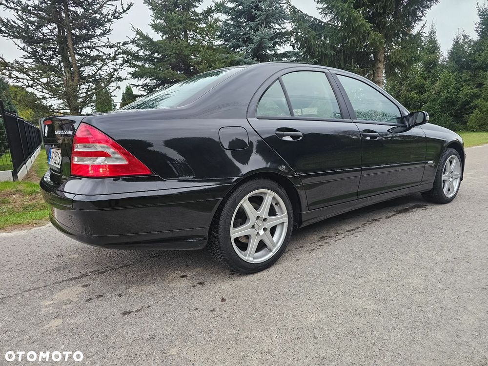 Mercedes-Benz Klasa C 180 Kompressor Classic Sport Edition - 32