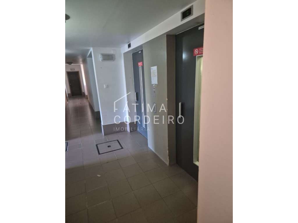 T2 situado no Monte da Caparica, 3º andar em prédio com elevador - Grande imagem: 3/37