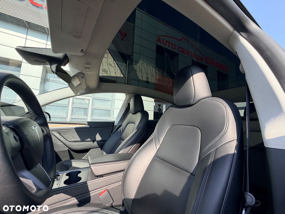 Tesla Model Y Long Range AWD - 18