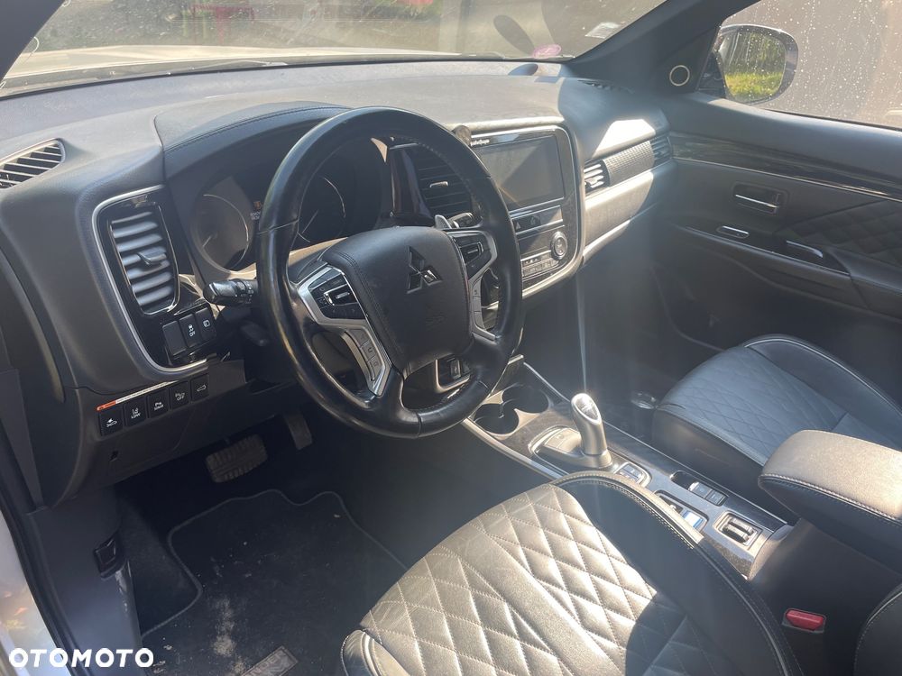 Mitsubishi Outlander - 12