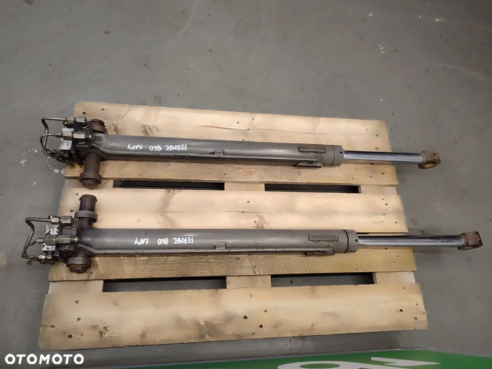Siłownik hydrauliczny wychyłu przedniego ramienia FERMEC 860 - 6