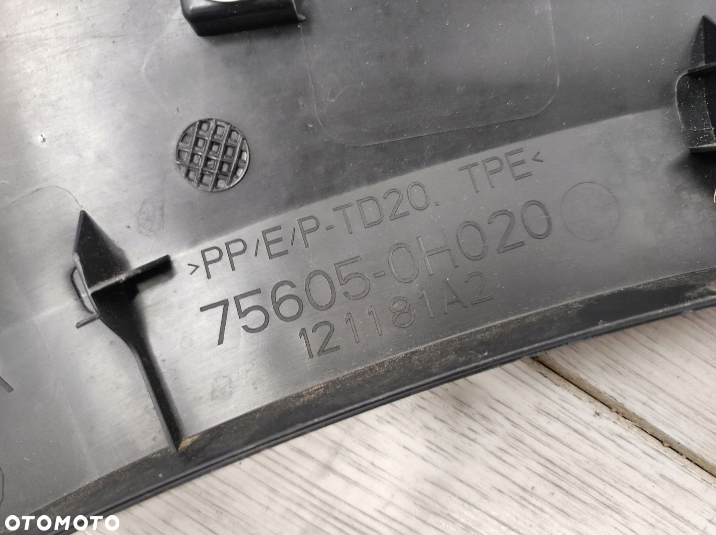 LISTWA BŁOTNIKA TYŁ TYLNA PRAWA TOYOTA AYGO X 75605-0H020 75651-0H010 - 7