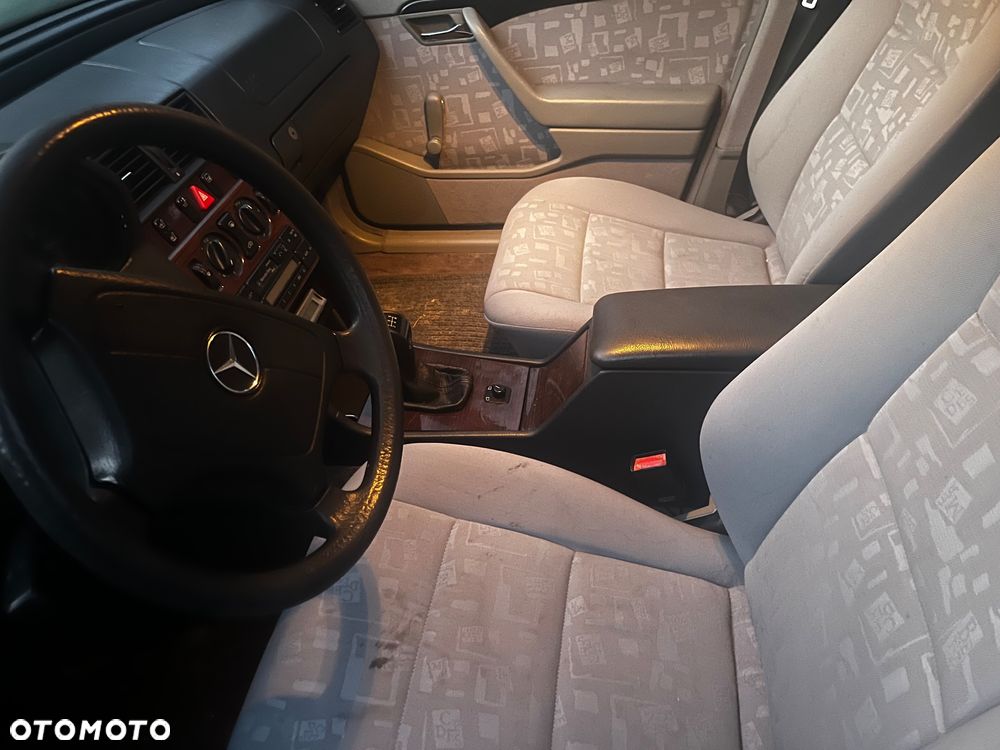 Mercedes-Benz Klasa C 180 Classic - 11