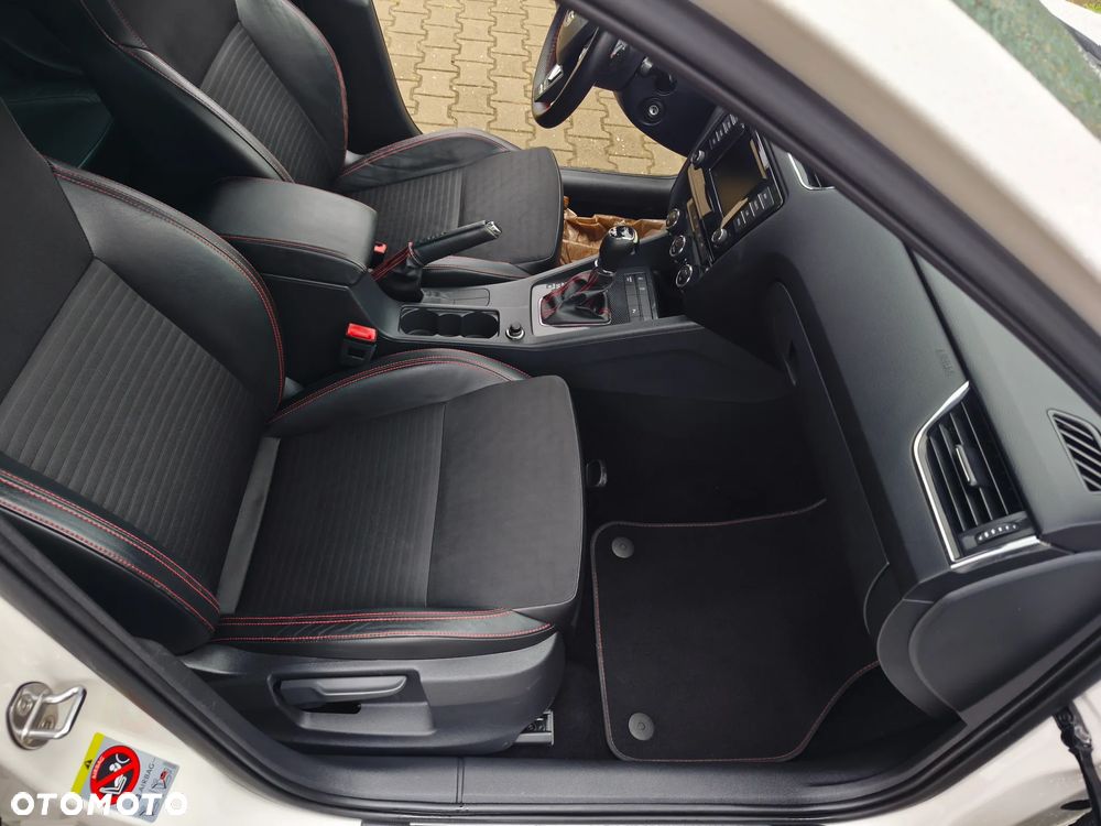 Skoda Octavia 2.0 TDI DSG RS - 11