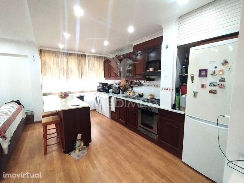 T2 remodelado com conceito open space e ilha de cozinha | Cacém - Grande imagem: 4/11