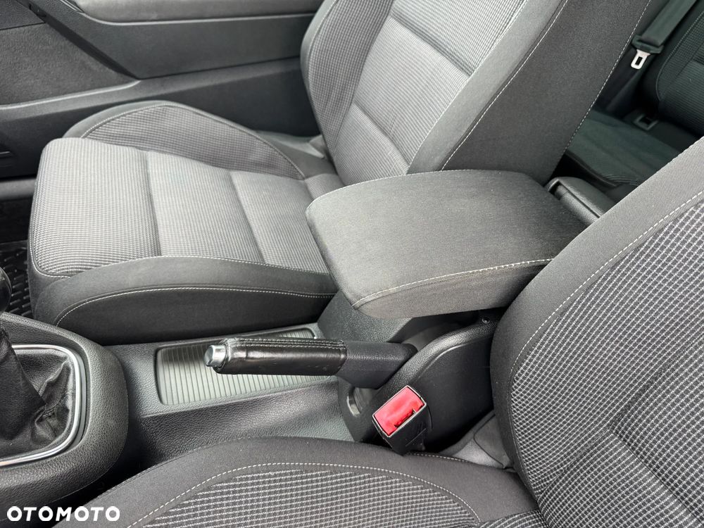 Volkswagen Golf 1.6 Comfortline - 24