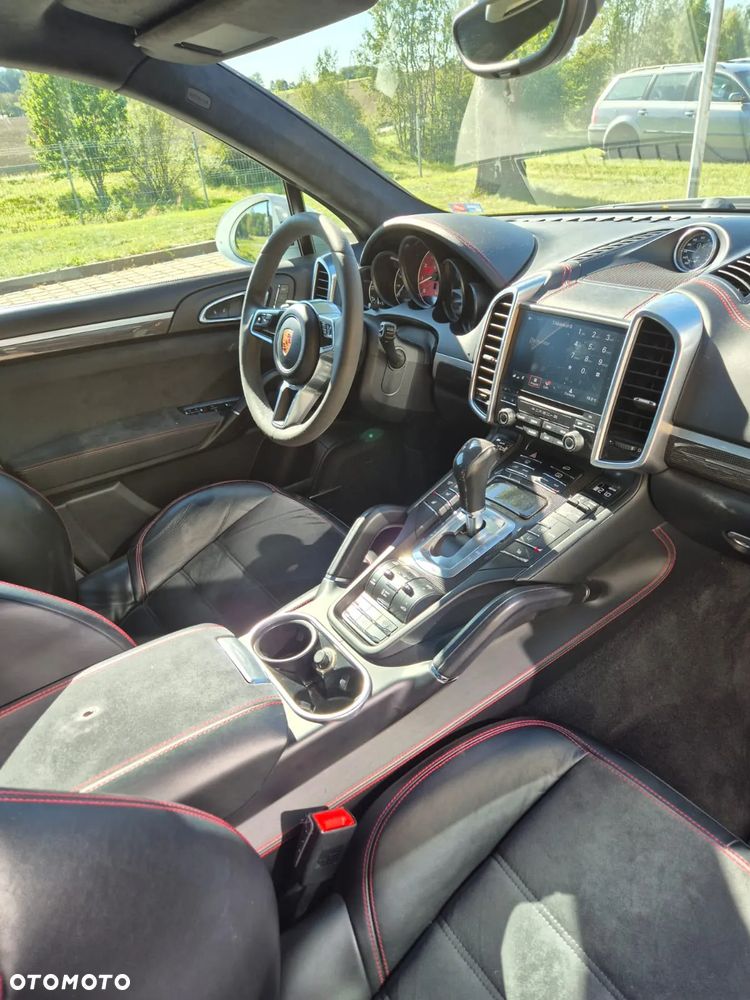 Porsche Cayenne GTS - 16