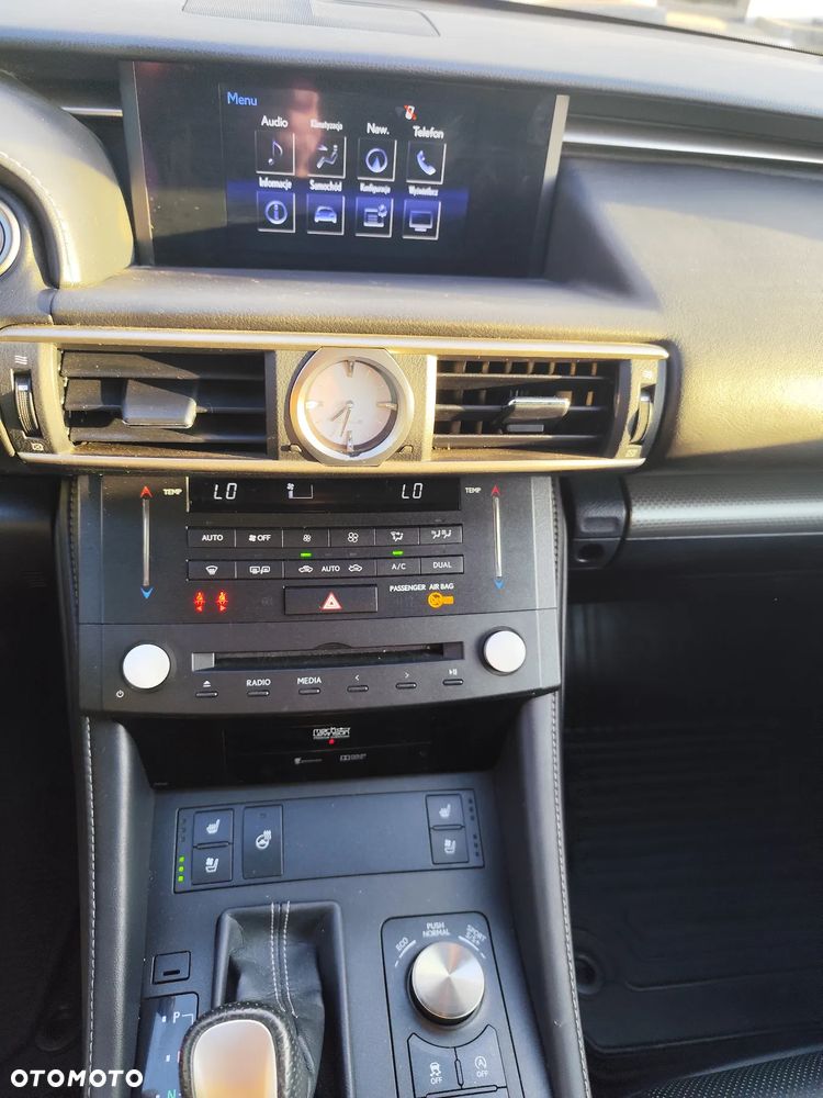 Lexus RC 200t / 300 F Sport - 31