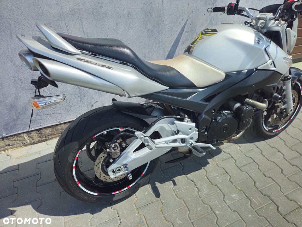 Suzuki GSR - 21