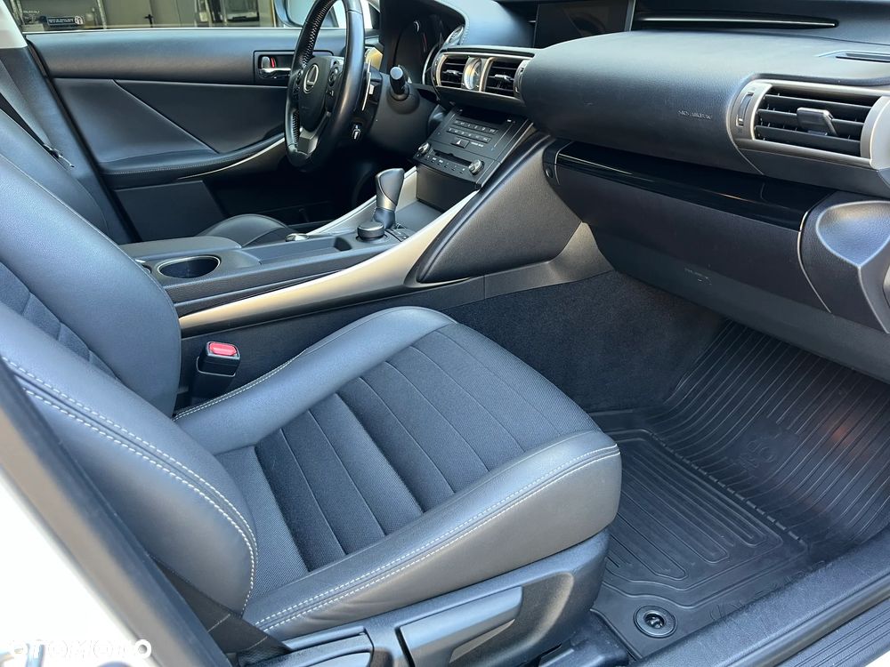 Lexus IS 200t Elite - 14