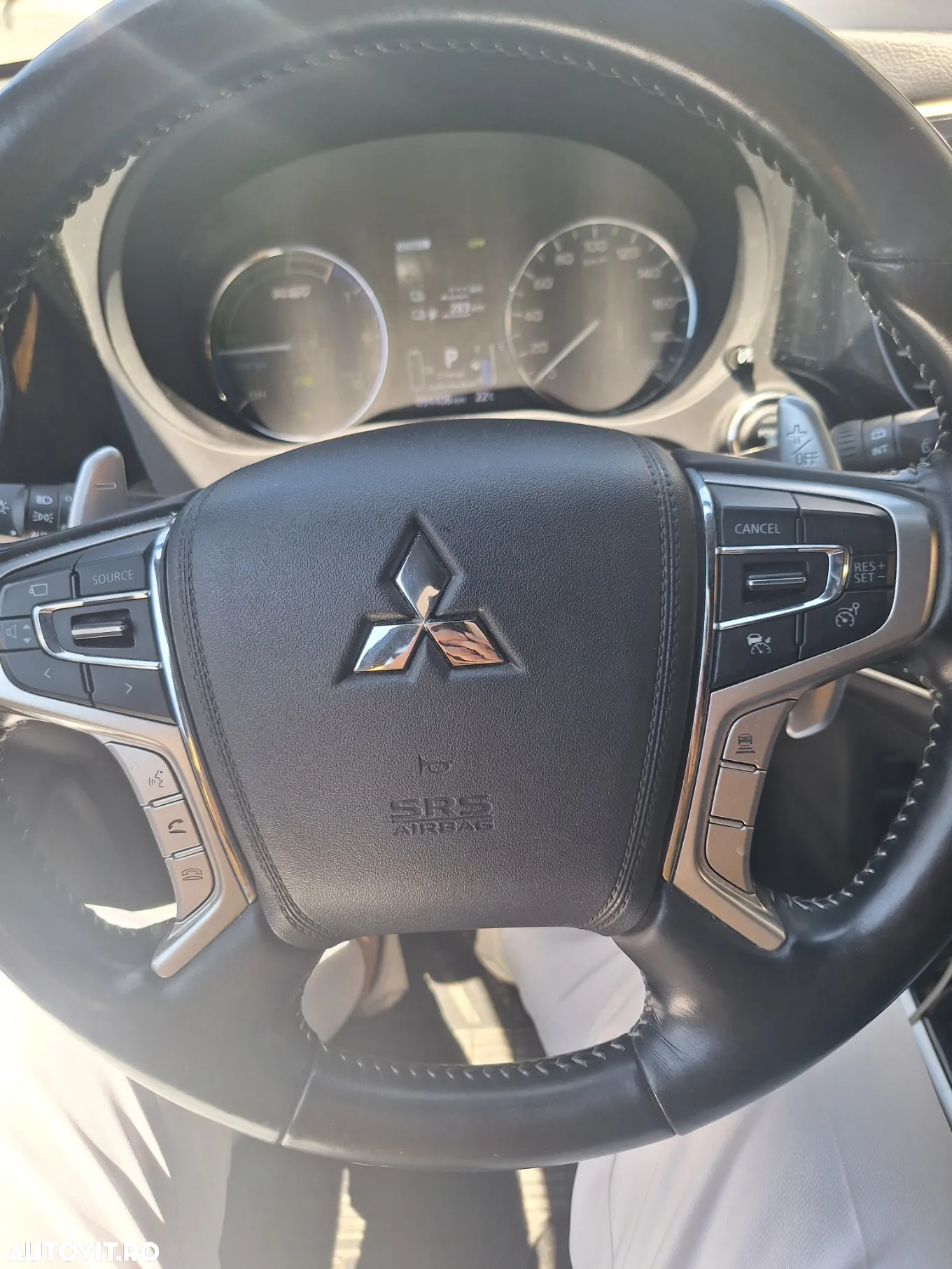 Mitsubishi Outlander 2.4 4WD Plug-In Hybrid Top - 13