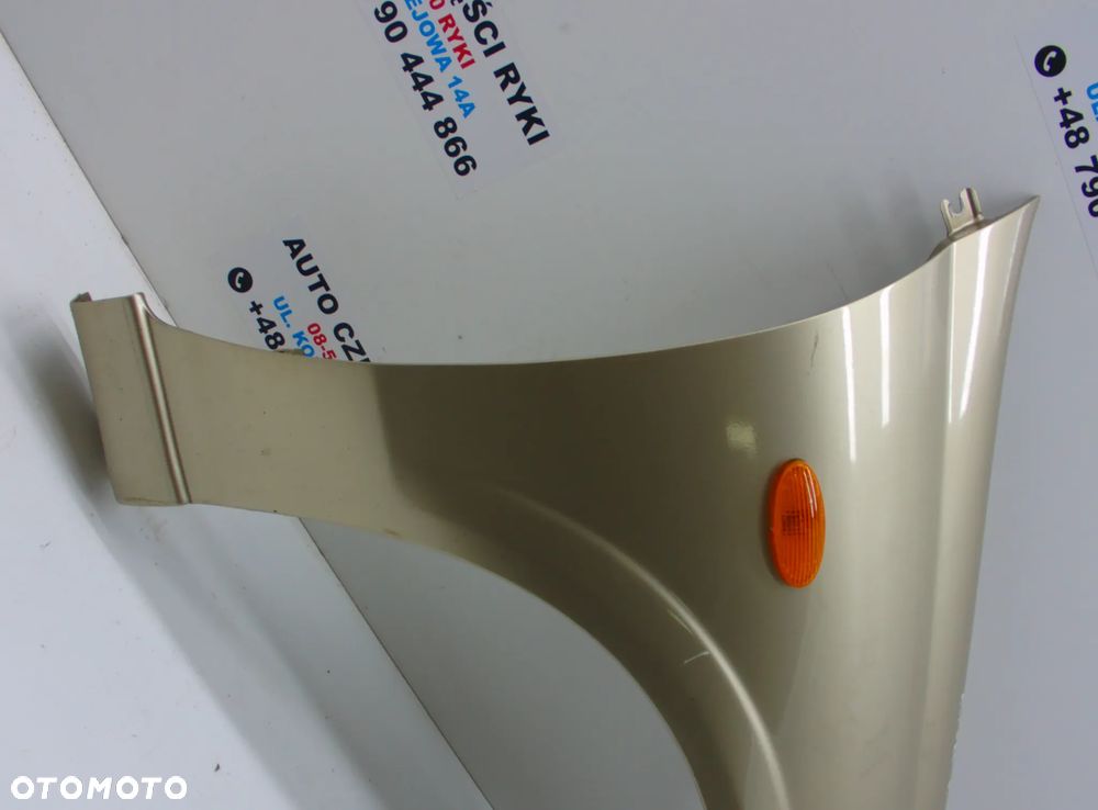 Nissan Almera  N16 Błotnik Prawy przód - 2