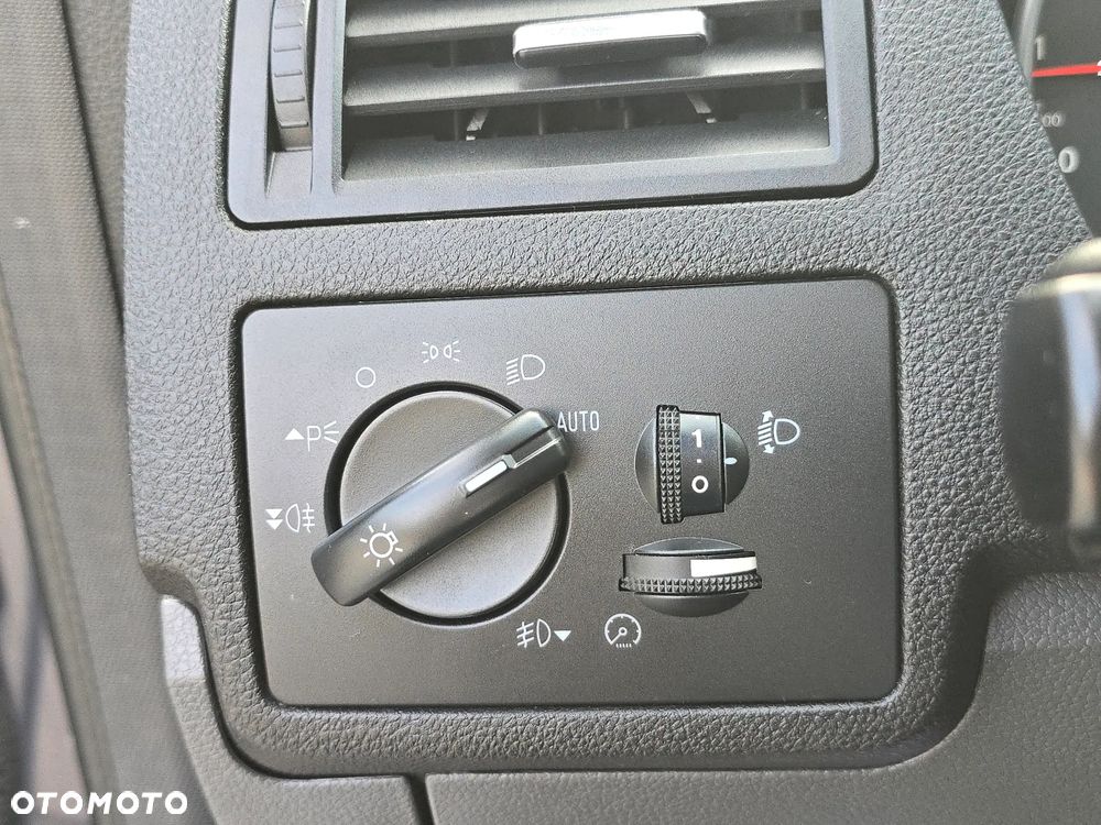 Ford Kuga 2.0 TDCi 2x4 Titanium - 35